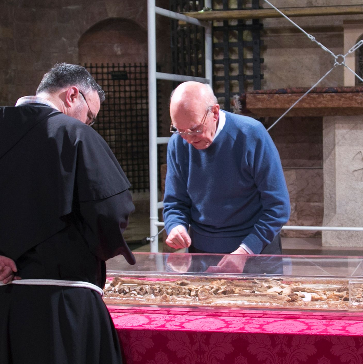800 Jahre nach seinem Tod werden die Gebeine des Heiligen Franziskus zur Schau gestellt. Vor vielen Jahren wurden sie hier schon mal inspiziert. (Archivbild) - Foto: Mauro Berti/Sacro Convento di San Francesco /dpa