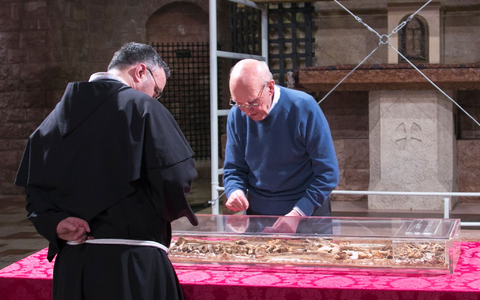 800 Jahre nach seinem Tod werden die Gebeine des Heiligen Franziskus zur Schau gestellt. Vor vielen Jahren wurden sie hier schon mal inspiziert. (Archivbild) - Foto: Mauro Berti/Sacro Convento di San Francesco /dpa