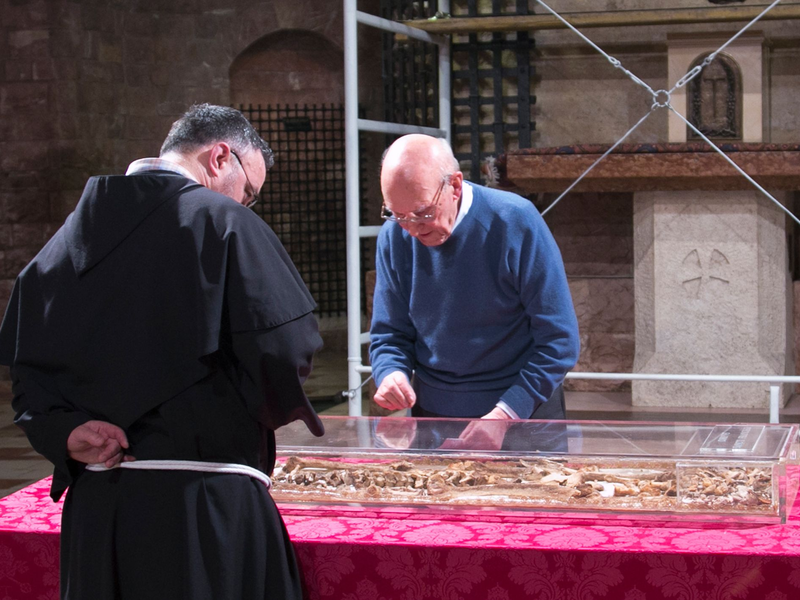 800 Jahre nach seinem Tod werden die Gebeine des Heiligen Franziskus zur Schau gestellt. Vor vielen Jahren wurden sie hier schon mal inspiziert. (Archivbild) - Foto: Mauro Berti/Sacro Convento di San Francesco /dpa