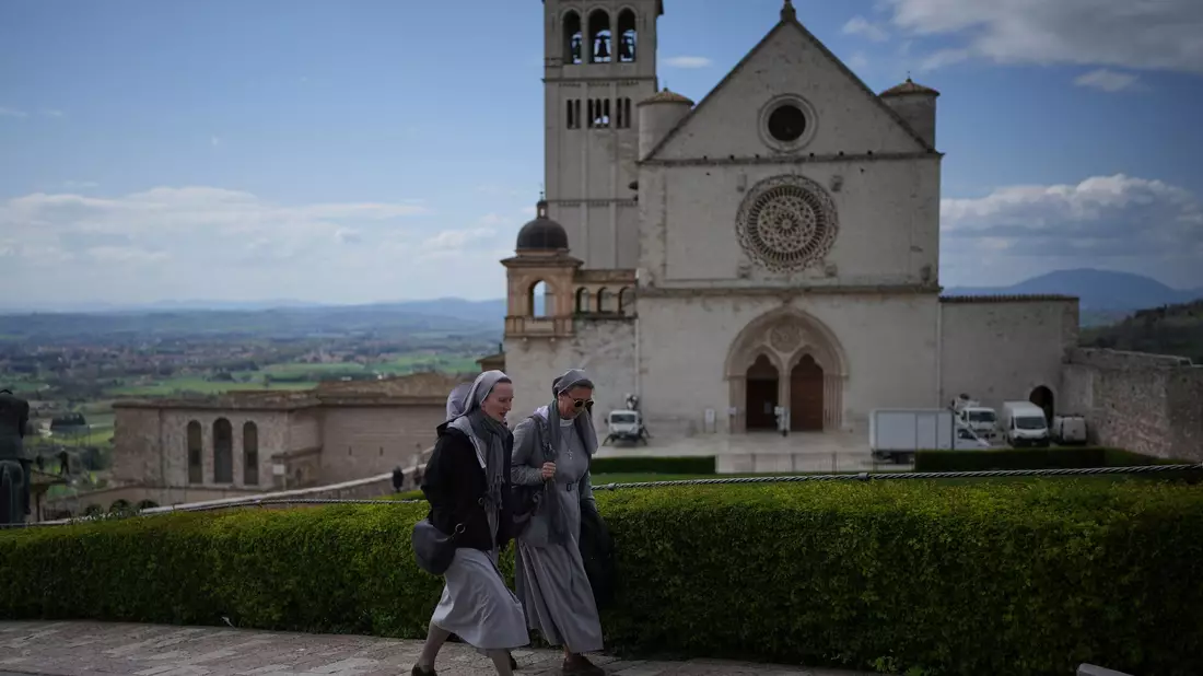 Der Heilige Franz von Assisi ruht in der Basilika San Francesco. (Archivbild) - Bild: Alessandra Tarantino/AP/dpa