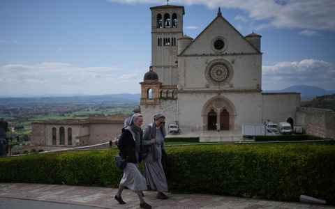 Der Heilige Franz von Assisi ruht in der Basilika San Francesco. (Archivbild) - Foto: Alessandra Tarantino/AP/dpa