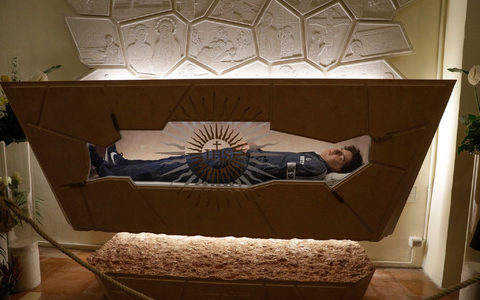 Der Leichnam von Carlo Acutis liegt in einem Sarkopharg, in den man hineinsehen kann. (Archivbild) - Foto: Gregorio Borgia/AP/dpa