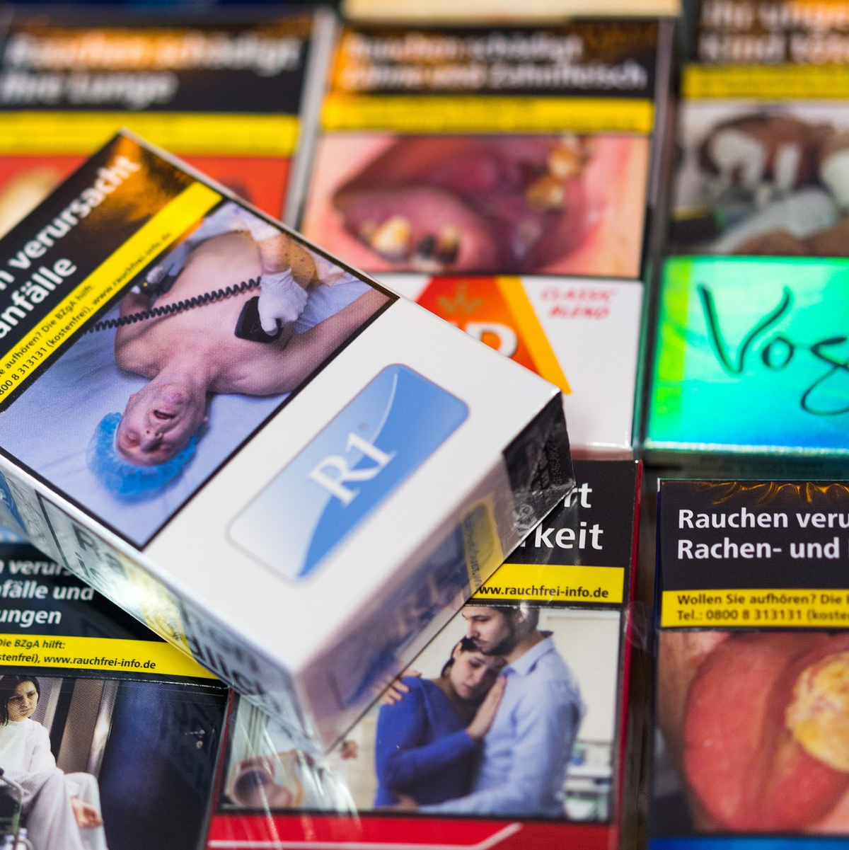 Vor zehn Jahren beschloss der Bundestag: Auf allen Zigarettenschachteln müssen Warnbilder und -hinweise abgedruckt werden. (Symbolbild) - Foto: Monika Skolimowska/ZB/dpa