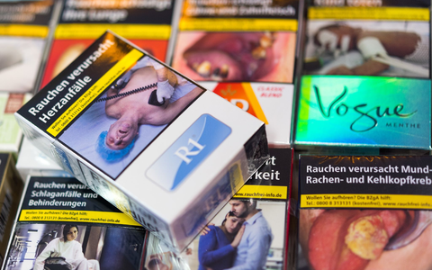Vor zehn Jahren beschloss der Bundestag: Auf allen Zigarettenschachteln müssen Warnbilder und -hinweise abgedruckt werden. (Symbolbild) - Foto: Monika Skolimowska/ZB/dpa
