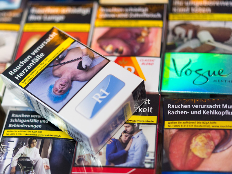 Vor zehn Jahren beschloss der Bundestag: Auf allen Zigarettenschachteln müssen Warnbilder und -hinweise abgedruckt werden. (Symbolbild) - Foto: Monika Skolimowska/ZB/dpa