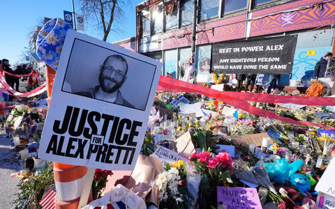 Tausende protestierten nach dem Tod zweier US-Bürger in Minneapolis durch Schüsse von Bundesbeamten. (Archivbild) - Foto: Alex Brandon/AP/dpa