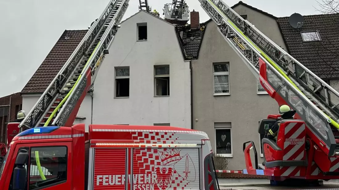 FW-E: Wohnungsbrand in Altenessen-Nord - Bewohner wird über eine Drehleiter gerettet - Bild: presseportal.de