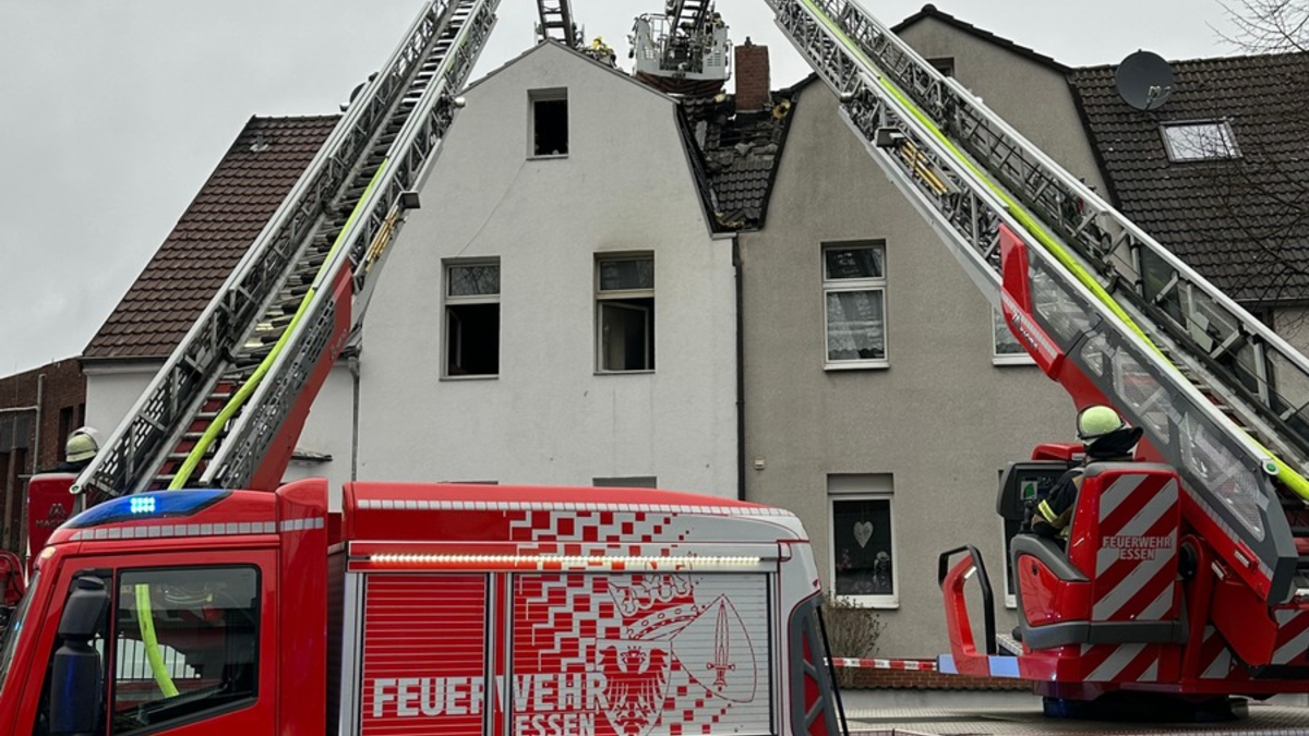 FW-E: Wohnungsbrand in Altenessen-Nord - Bewohner wird über eine Drehleiter gerettet - Foto: presseportal.de
