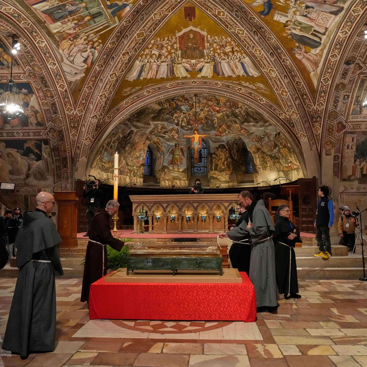 Nach fast acht Jahrhunderten sind die Gebeine des Heiligen öffentlich ausgestellt. - Foto: Gregorio Borgia/AP/dpa