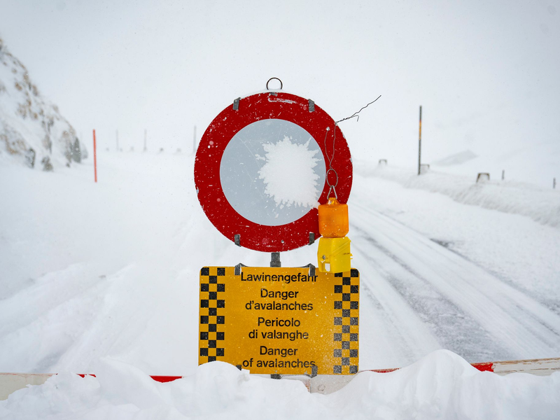 Brisante Lawinenlage in den Alpen: Bislang ist keine Entspannung in den nächsten Tagen in Sicht. - Foto: Urs Flueeler/KEYSTONE/dpa
