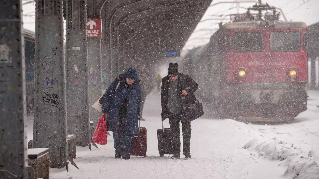 Auch der Südosten Europas hatte mit massiven Problemen durch den Schneefall zu kämpfen. - Bild: Vadim Ghirda/AP/dpa