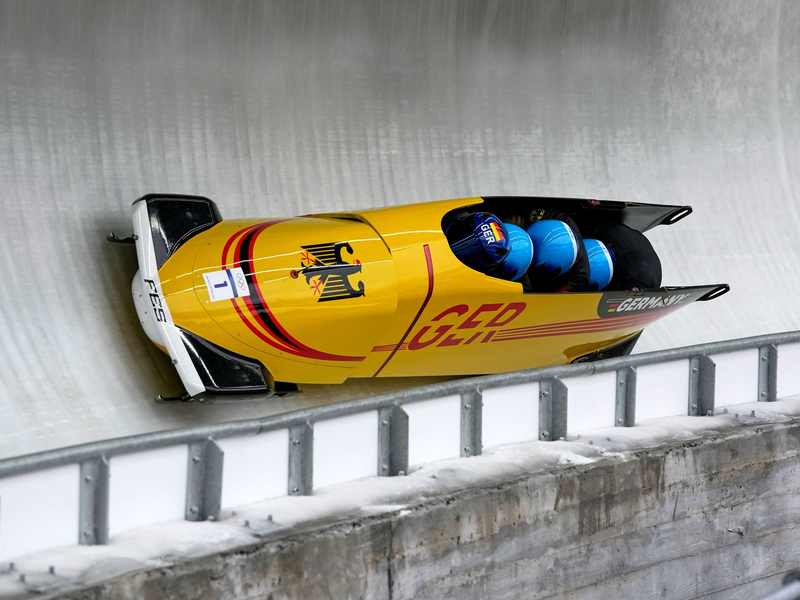 Auf dem Weg zu Gold: Johannes Lochner und seine Viererbob-Crew. - Foto: Alessandra Tarantino/AP/dpa