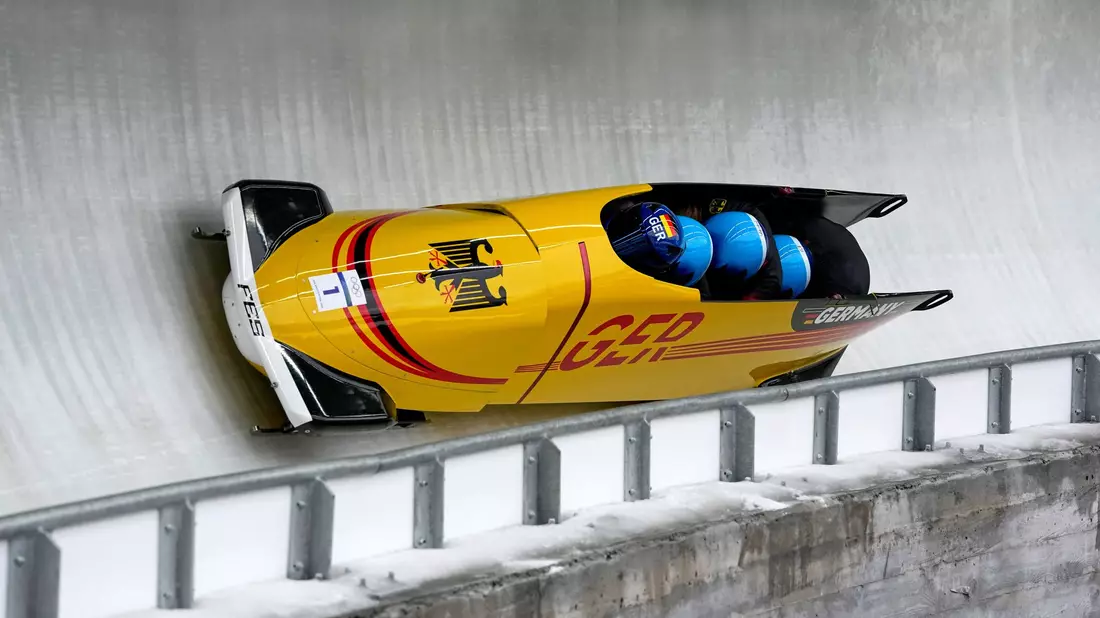 Johannes Lochner (Pilot), Thorsten Margis, Jörn Wenzel und Georg Fleischhauer holen sich Gold im Viererbob.  - Bild: Alessandra Tarantino/AP/dpa