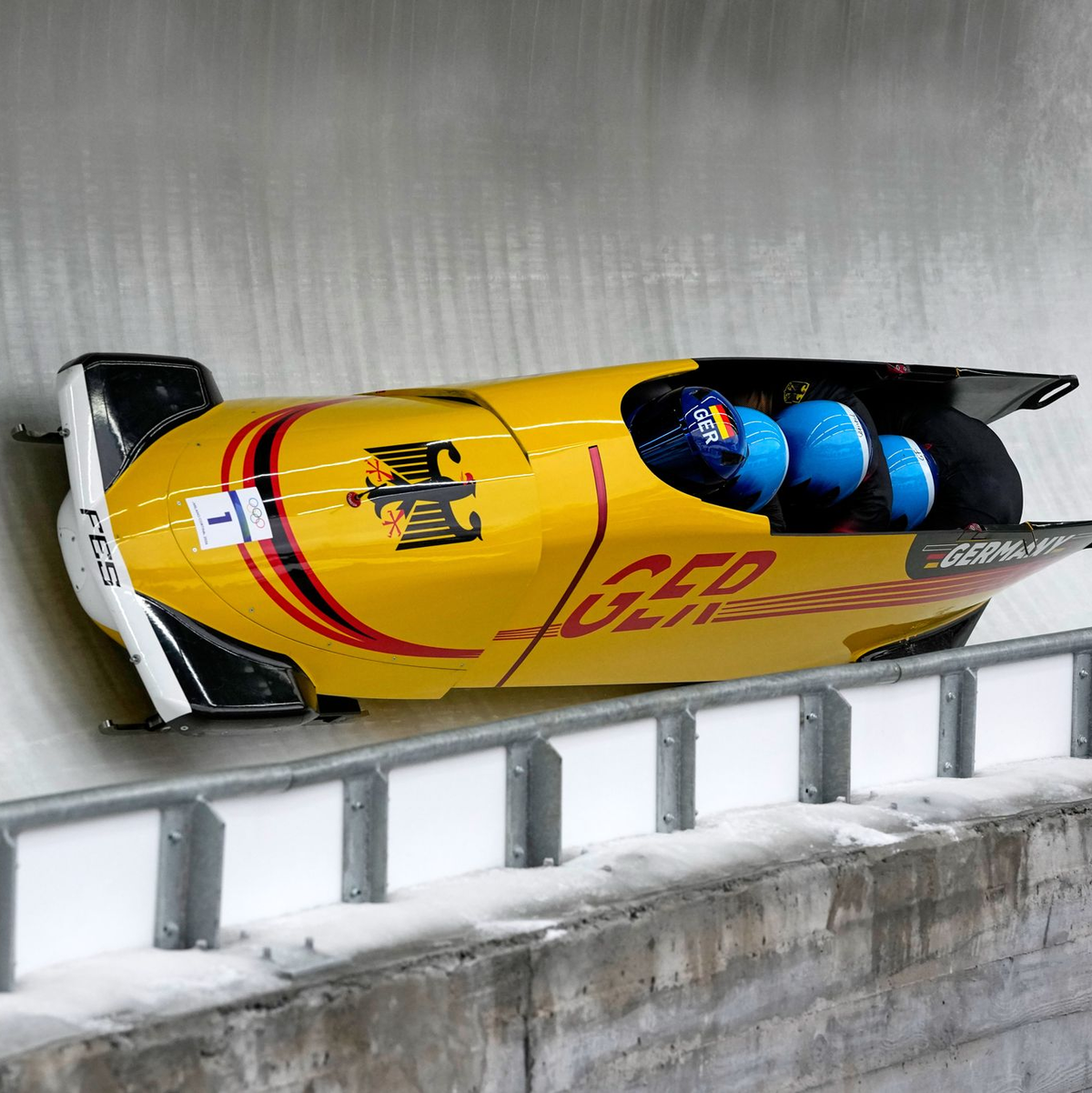 Johannes Lochner (Pilot), Thorsten Margis, Jörn Wenzel und Georg Fleischhauer holen sich Gold im Viererbob.  - Foto: Alessandra Tarantino/AP/dpa