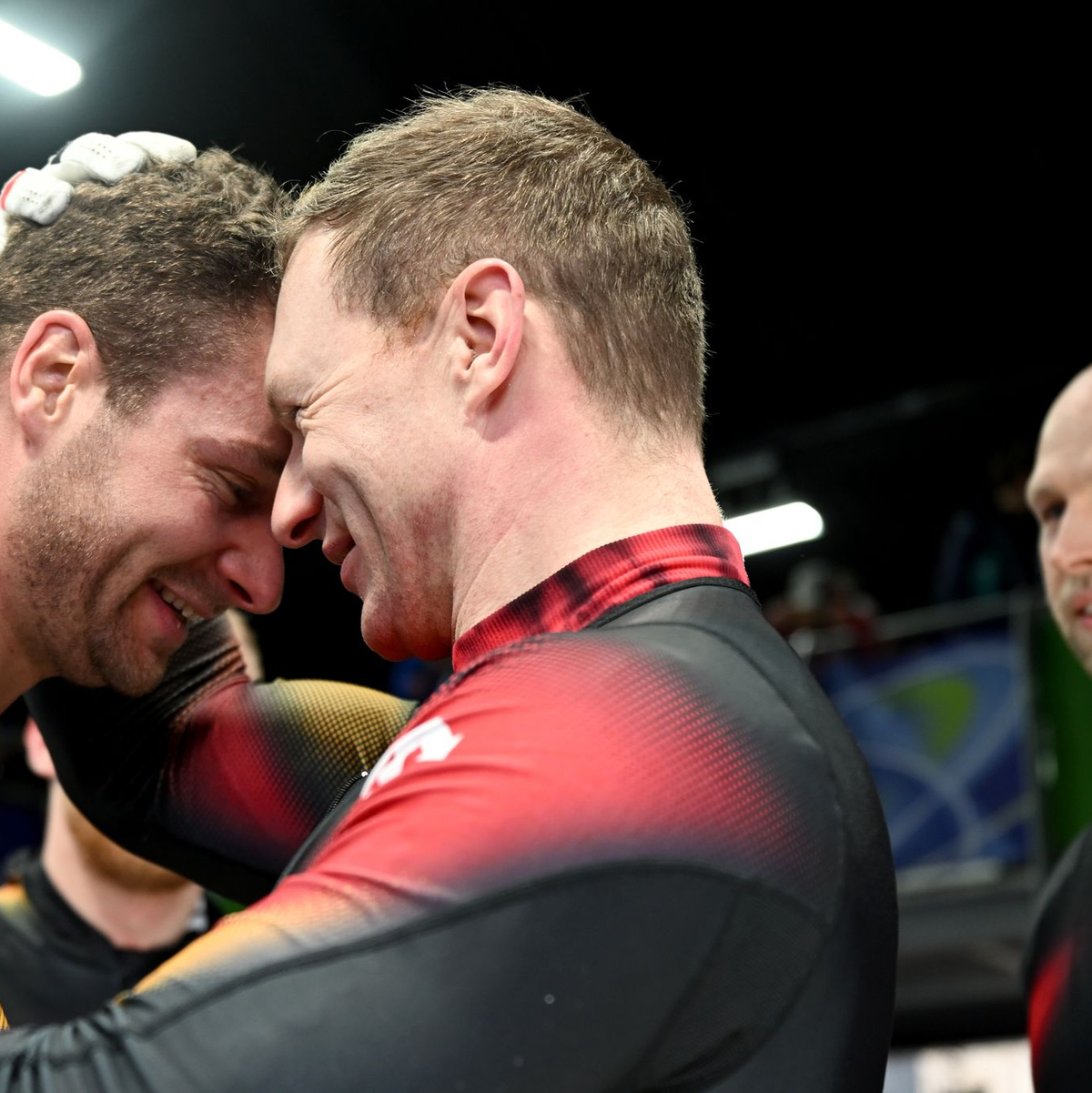 Herzlichen Glückwunsch: Francesco Friedrich gratuliert Johannes Lochner. - Foto: Robert Michael/dpa