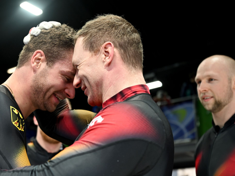 Herzlichen Glückwunsch: Francesco Friedrich gratuliert Johannes Lochner. - Foto: Robert Michael/dpa