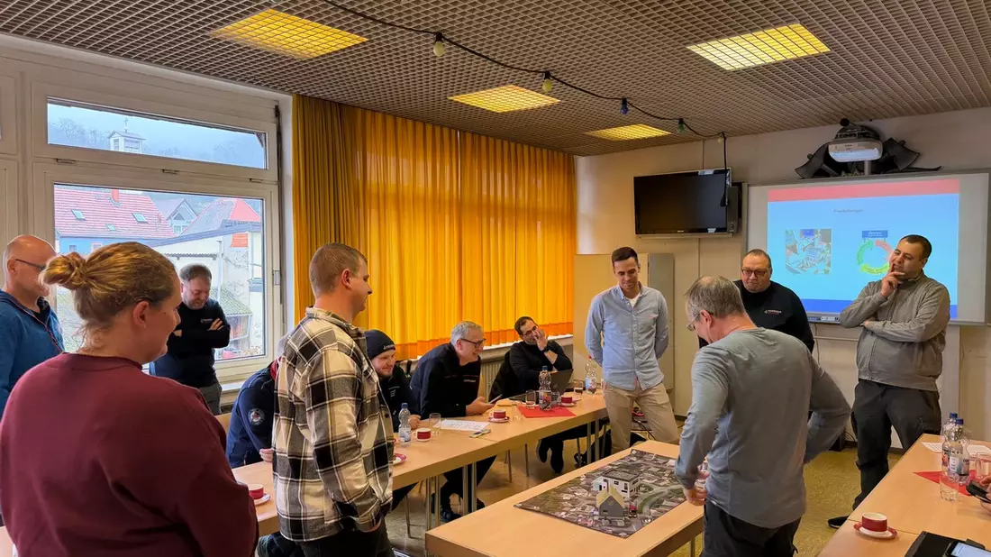 FW Weinheim: Führungsseminar der Weinheimer Feuerwehr - Führung trainieren, Zusammenarbeit stärken - Bild: presseportal.de