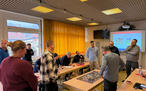 FW Weinheim: Führungsseminar der Weinheimer Feuerwehr - Führung trainieren, Zusammenarbeit stärken - Foto: presseportal.de FW Weinheim: Führungsseminar der Weinheimer Feuerwehr - Führung trainieren, Zusammenarbeit stärken - Foto: presseportal.de