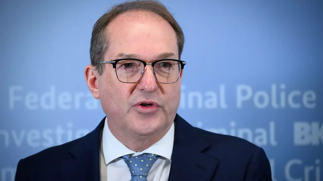 Bundesinnenminister Dobrindt will Asylbewerber schneller in Arbeit bringen. (Archivfoto) - Bild: Bernd von Jutrczenka/dpa