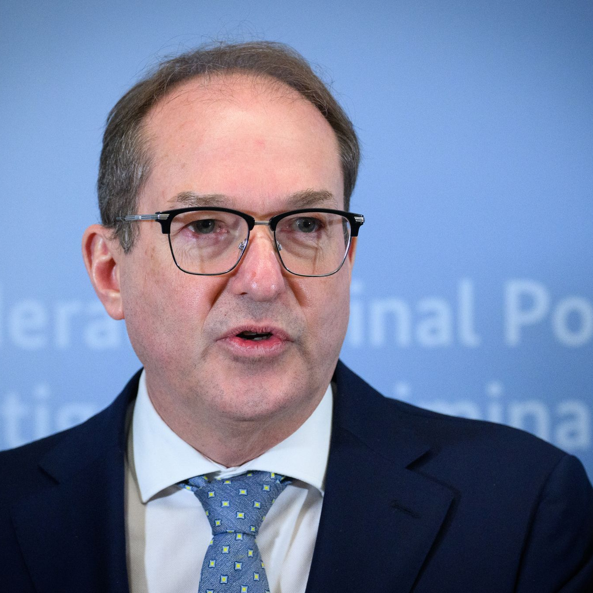 Bundesinnenminister Dobrindt will Asylbewerber schneller in Arbeit bringen. (Archivfoto) - Foto: Bernd von Jutrczenka/dpa