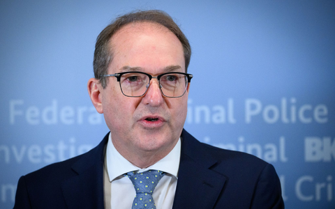 Bundesinnenminister Dobrindt will Asylbewerber schneller in Arbeit bringen. (Archivfoto) - Foto: Bernd von Jutrczenka/dpa