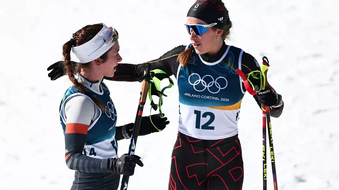 Darija Neprjajeva (l) nahm während des Olympia-Rennens versehentlich die Ski von Katharina Hennig Dotzler. - Bild: Daniel Karmann/dpa
