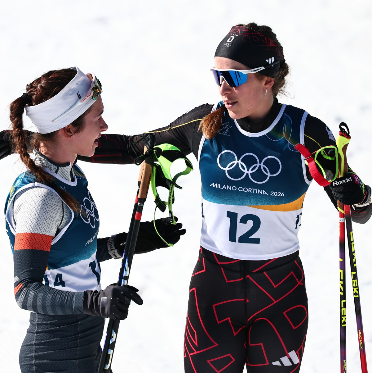 Darija Neprjajeva (l) nahm während des Olympia-Rennens versehentlich die Ski von Katharina Hennig Dotzler. - Foto: Daniel Karmann/dpa