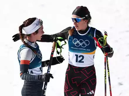 Darija Neprjajeva (l) nahm wÀhrend des Olympia-Rennens versehentlich die Ski von Katharina Hennig Dotzler. - Foto: Daniel Karmann/dpa