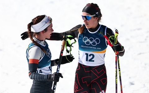 Darija Neprjajeva (l) nahm während des Olympia-Rennens versehentlich die Ski von Katharina Hennig Dotzler. - Foto: Daniel Karmann/dpa