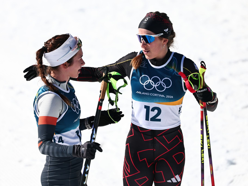 Darija Neprjajeva (l) nahm während des Olympia-Rennens versehentlich die Ski von Katharina Hennig Dotzler. - Foto: Daniel Karmann/dpa