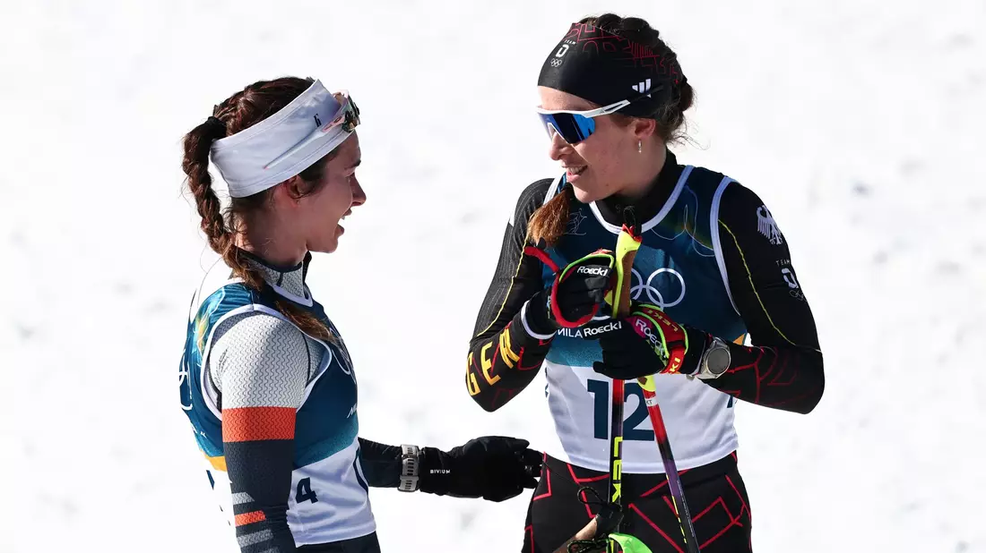 Darija Neprjajeva (l) erklärt ihren Pauxpas. - Bild: Daniel Karmann/dpa