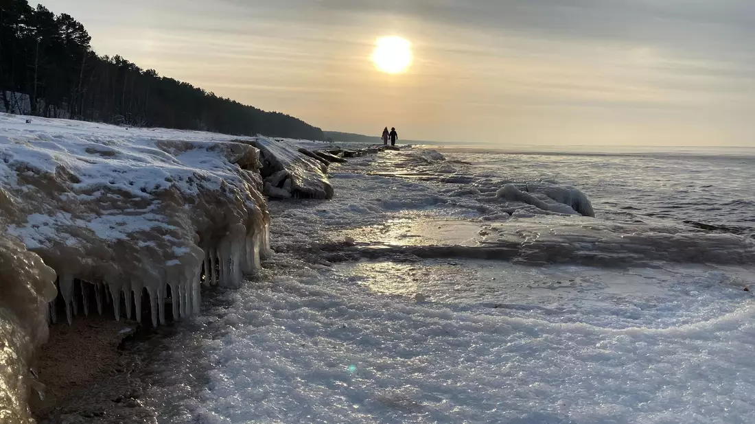 Die Suche auf See sei durch die Dunkelheit und große Eisschollen erschwert worden, was die Navigation stark beeinträchtigt habe, hieß es. (Symbolfoto) - Bild: Alexander Welscher/dpa