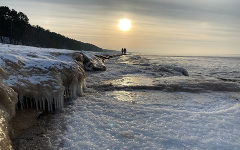 Die Suche auf See sei durch die Dunkelheit und große Eisschollen erschwert worden, was die Navigation stark beeinträchtigt habe, hieß es. (Symbolfoto) - Foto: Alexander Welscher/dpa
