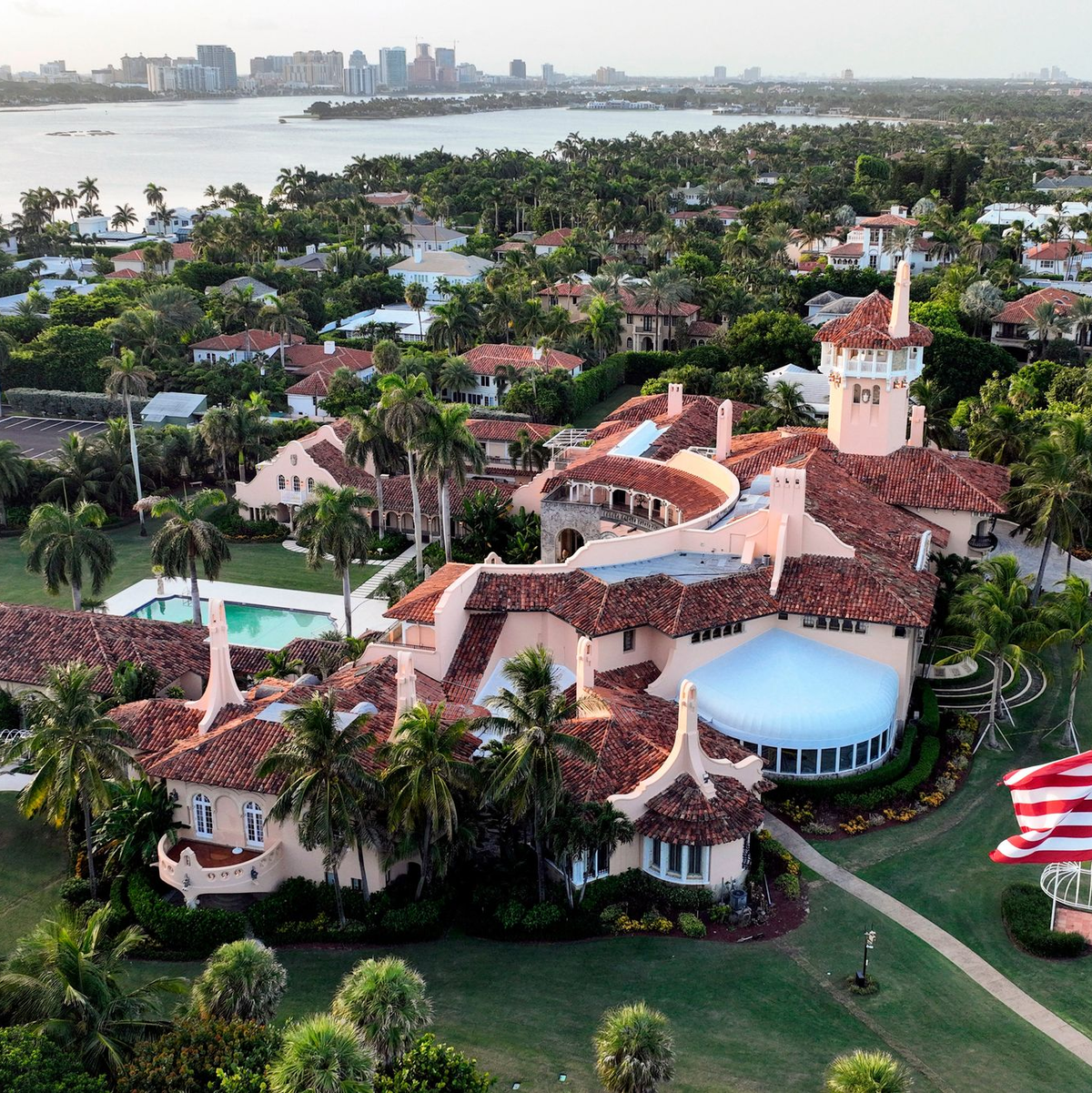 Der US-Präsident hält sich am Wochenende oft in seinem Anwesen Mar-a-Lago auf. (Archivbild) - Foto: Steve Helber/AP/dpa