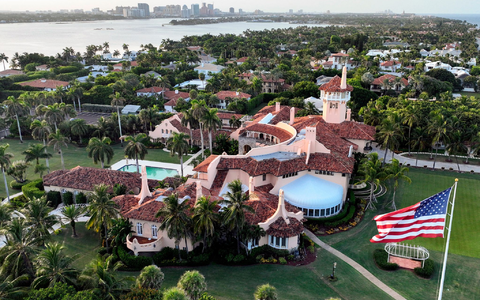 Der US-Präsident hält sich am Wochenende oft in seinem Anwesen Mar-a-Lago auf. (Archivbild) - Foto: Steve Helber/AP/dpa