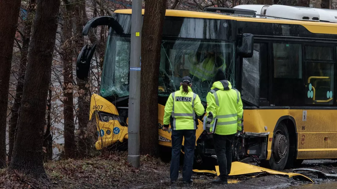 Ein Autofahrer kam mit lebensbedrohlichen Verletzungen ins Krankenhaus. - Bild: Carsten Koall/dpa