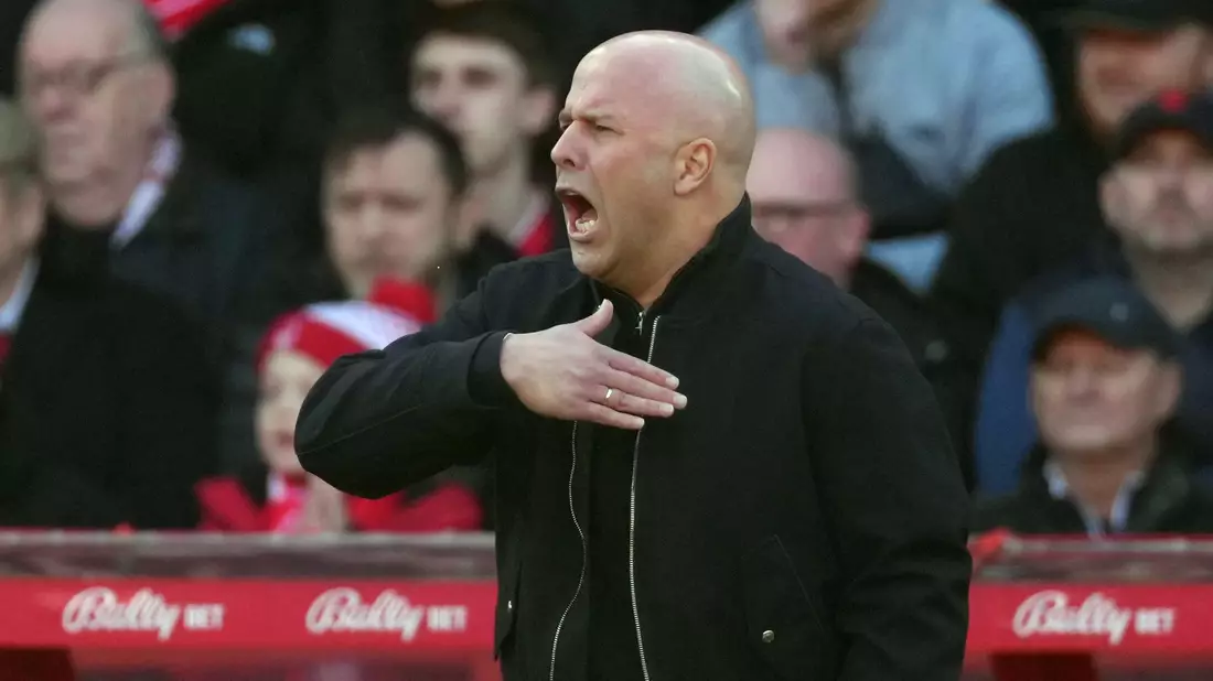  Liverpools Trainer Arne Slot musste kurzfristig auf Florian Wirtz verzichten. - Bild: Dave Shopland/AP/dpa
