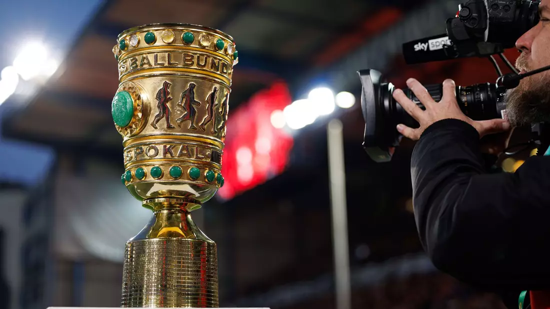 Objekt der Begierde: der DFB-Pokal. (Archivbild) - Bild: Friso Gentsch/dpa