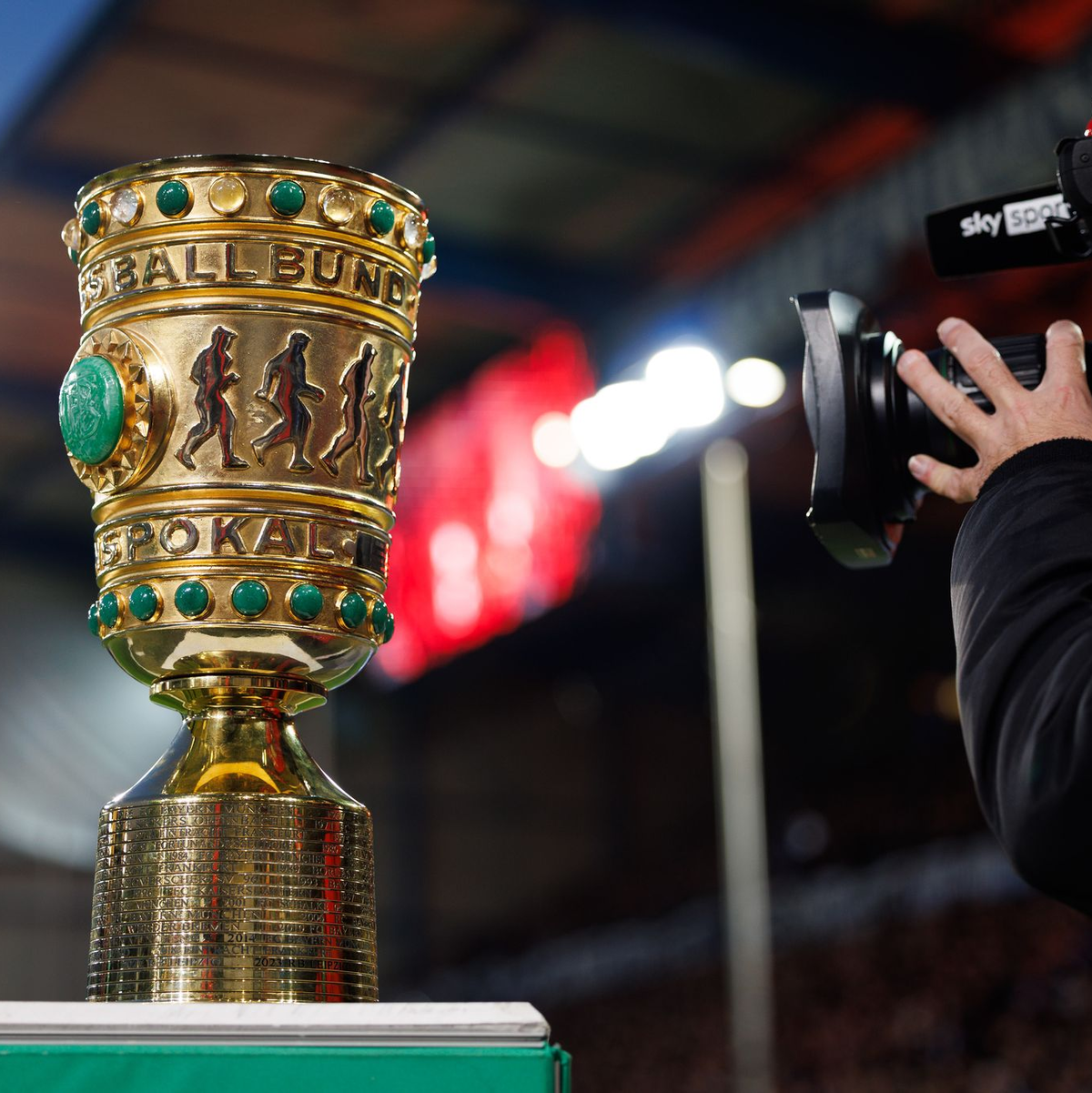 Objekt der Begierde: der DFB-Pokal. (Archivbild) - Foto: Friso Gentsch/dpa