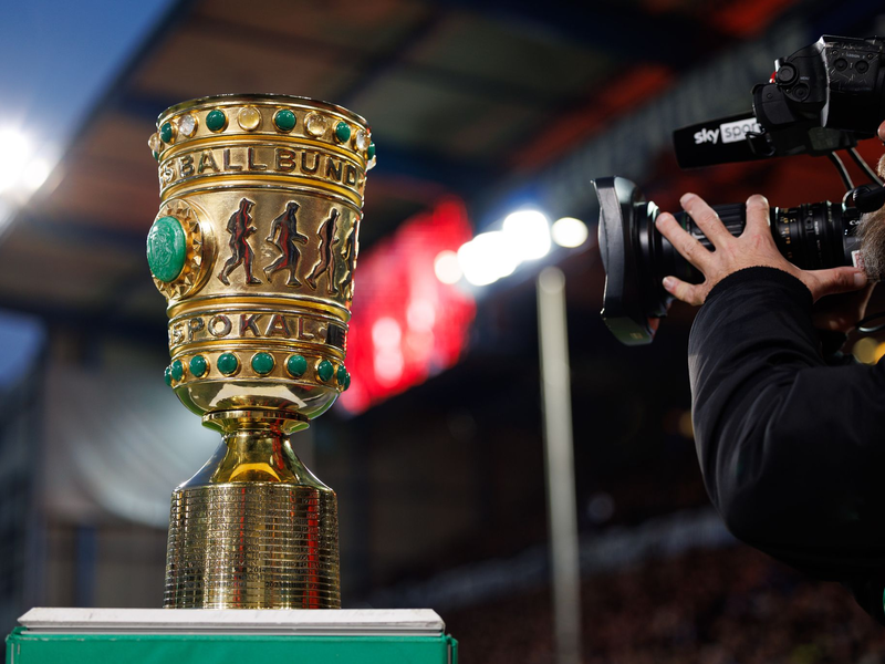Objekt der Begierde: der DFB-Pokal. (Archivbild) - Foto: Friso Gentsch/dpa