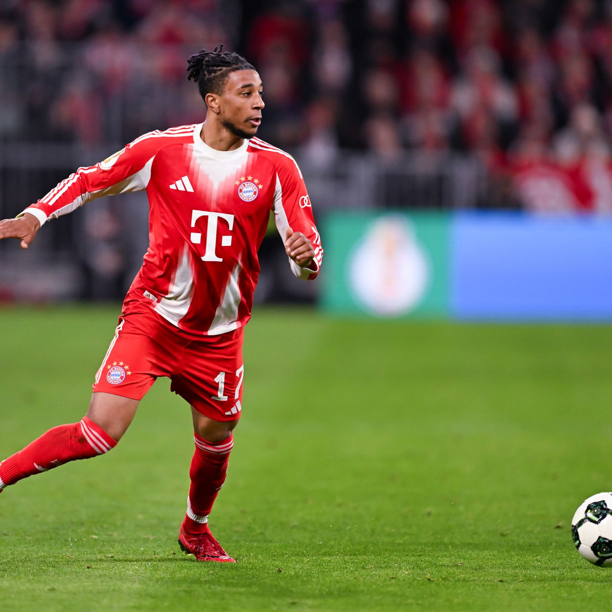 Die Bayern mit Michael Olise kennen nur ein Ziel: Pokaltriumph in Berlin. (Archivbild) - Foto: Sven Hoppe/dpa