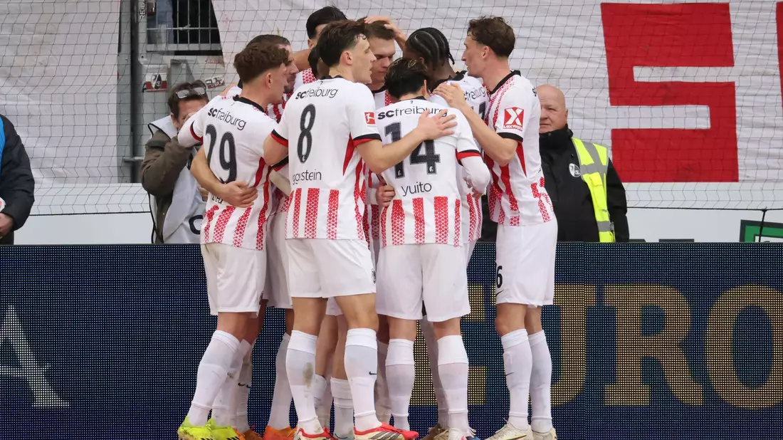 Der SC feiert Torschütze Matthias Ginter (Mitte).  - Bild: Philipp von Ditfurth/dpa