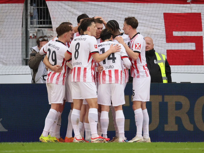 Der SC feiert Torschütze Matthias Ginter (Mitte).  - Foto: Philipp von Ditfurth/dpa