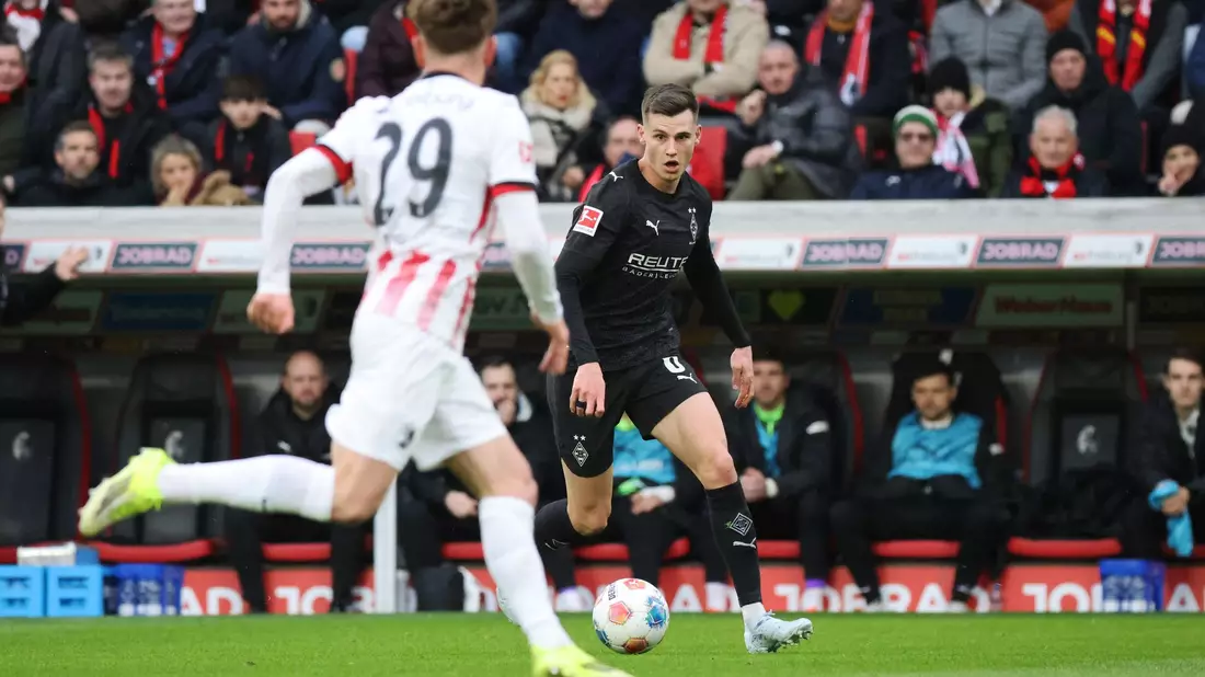 Gladabchs Yannik Engelhardt: wenig Durchkommen gegen den SC Freiburg.   - Bild: Philipp von Ditfurth/dpa