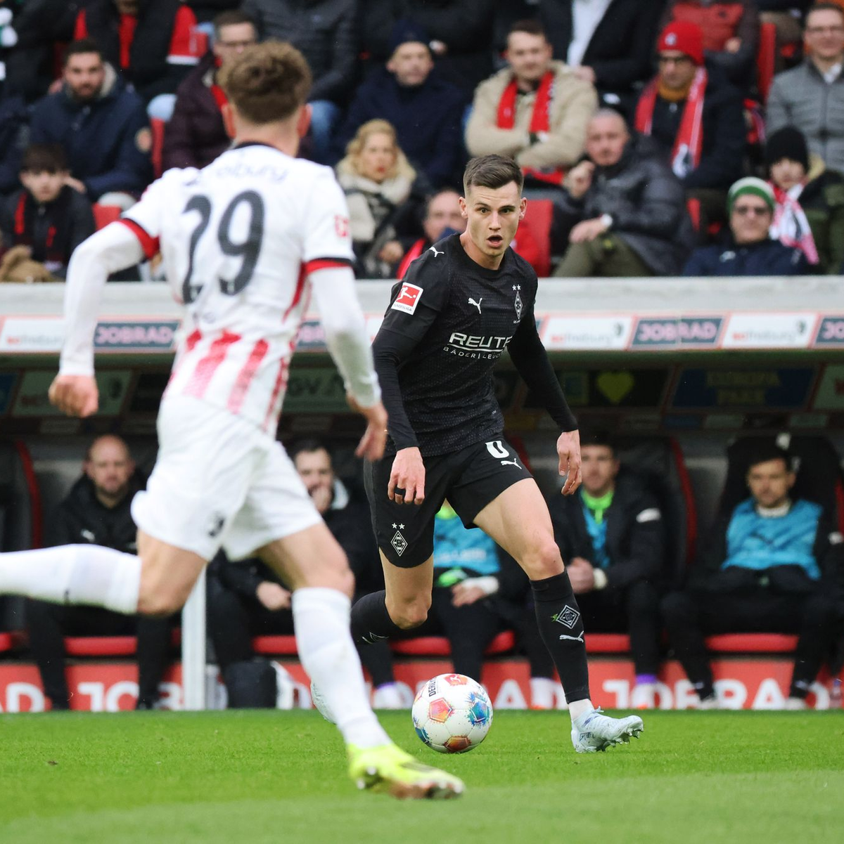 Gladbachs Yannik Engelhardt: wenig Durchkommen gegen den SC Freiburg.   - Foto: Philipp von Ditfurth/dpa