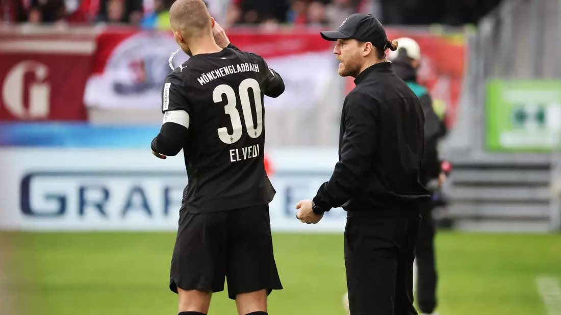 In der Krise: Trainer Eugen Polanski (r) spricht mit Nico Elvedi. - Bild: Philipp von Ditfurth/dpa