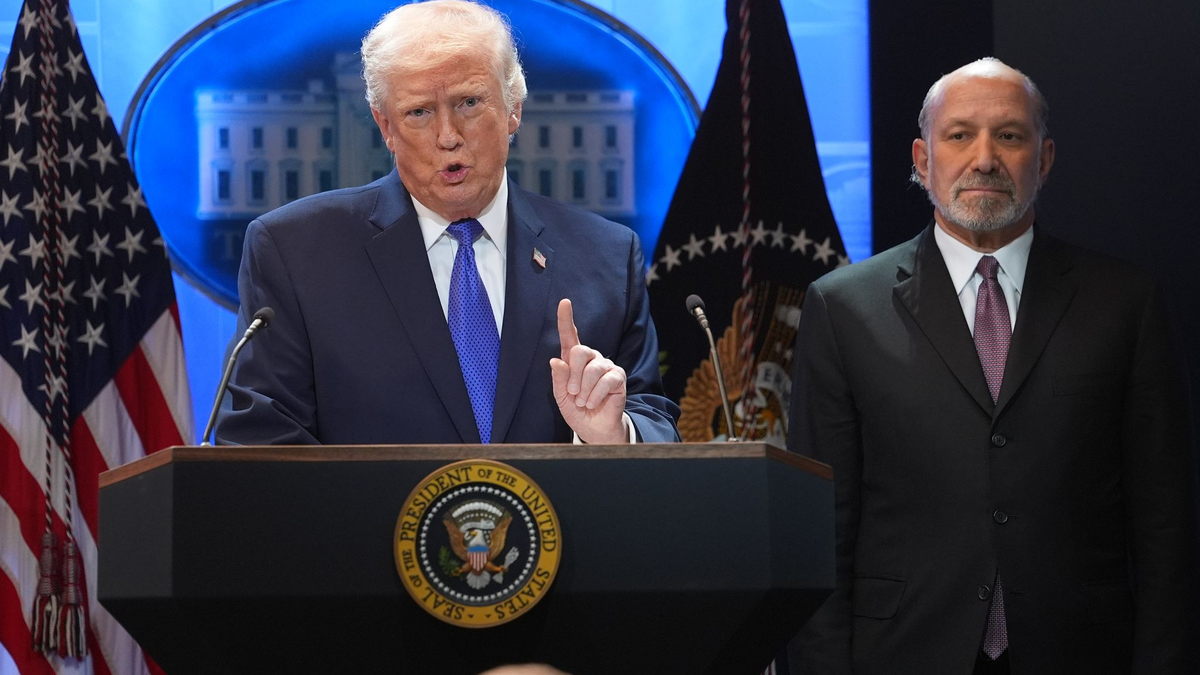 Zunächst kündigte US-Präsident Trump am Freitag einen weltweiten Zollsatz auf Importe in die USA von 10 Prozent an - um ihn dann am Folgetag auf 15 Prozent hochzusetzen. - Foto: Evan Vucci/AP/dpa