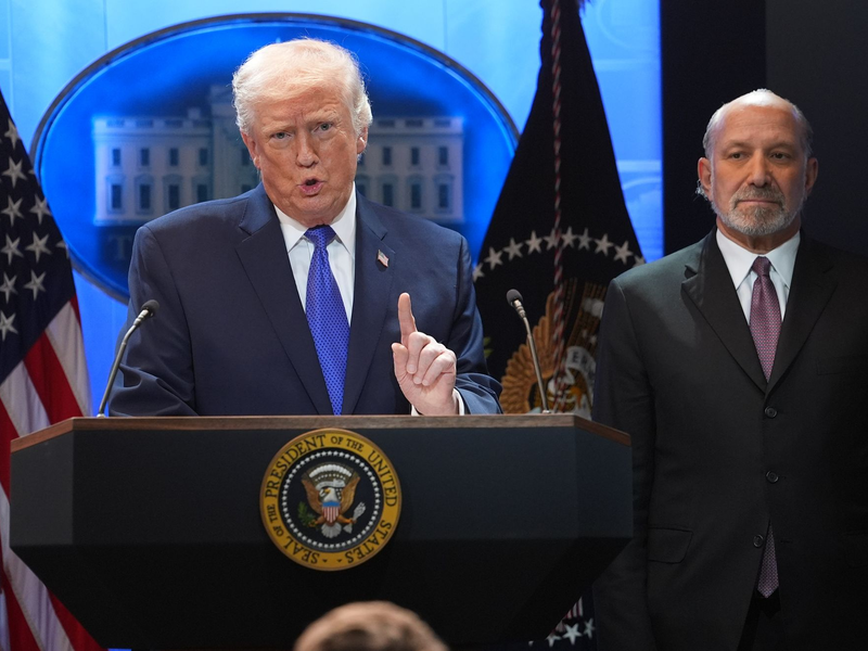 Zunächst kündigte US-Präsident Trump am Freitag einen weltweiten Zollsatz auf Importe in die USA von 10 Prozent an - um ihn dann am Folgetag auf 15 Prozent hochzusetzen. - Foto: Evan Vucci/AP/dpa