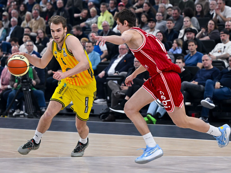 Alba Berlin und die Bamberg Baskets lieferten sich ein packendes Pokal-Finale. - Foto: Sven Hoppe/dpa