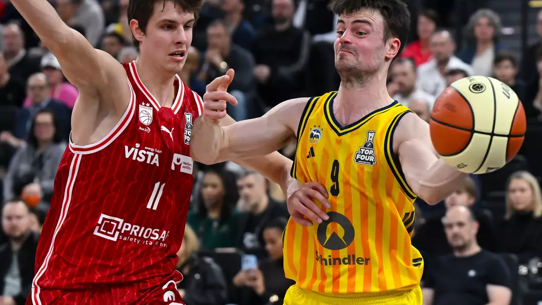 Bambergs Richard Balint (l) und Jonas Mattisseck von Alba Berlin kämpfen um den Ball. - Bild: Sven Hoppe/dpa